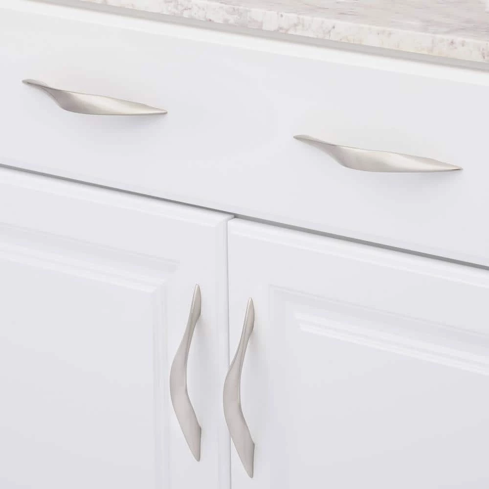 Richelieu Hardware Niagara Collection 5-1/16 in. (128 mm) Center-to-Center Brushed Nickel Contemporary Drawer Pull 9 Richelieu Hardware Niagara Collection 5-1/16 in. (128 mm) Center-to-Center Brushed Nickel Contemporary Drawer Pull - Image 7